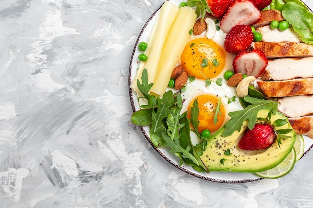 Dieta keto co jeść na śniadanie by dobrze zacząć dzień?