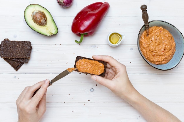 Czy masło orzechowe jest keto i jak wpływa na dietę?