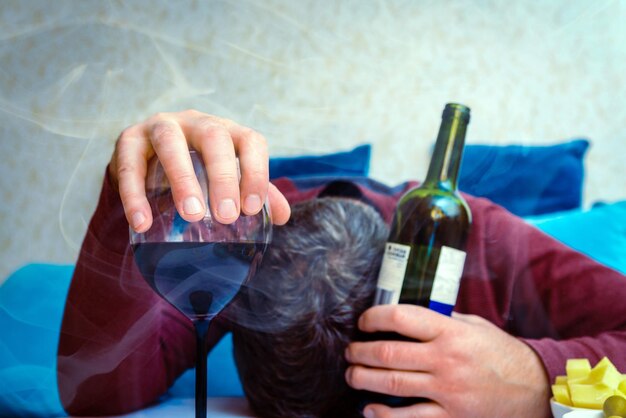 Jak rozpoznać objawy uszkodzenia wątroby przez alkohol?