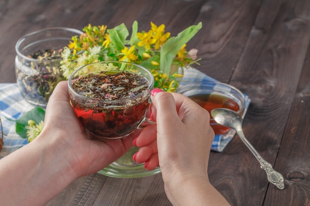 Jakie zioła pić na stłuszczenie wątroby i czy naprawdę pomagają?